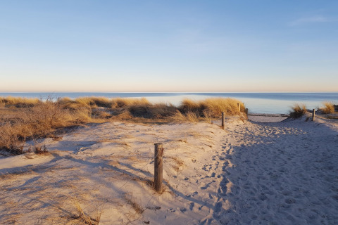 Photo of a peaceful sandy beach at sunset near Bungalow complex ‘Gänseblümchen 7’ in Germany.