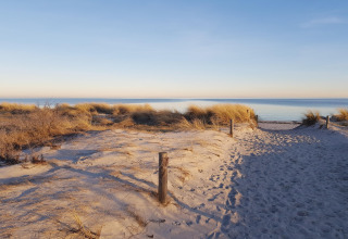Photo of a peaceful sandy beach at sunset near Bungalow complex ‘Gänseblümchen 7’ in Germany.