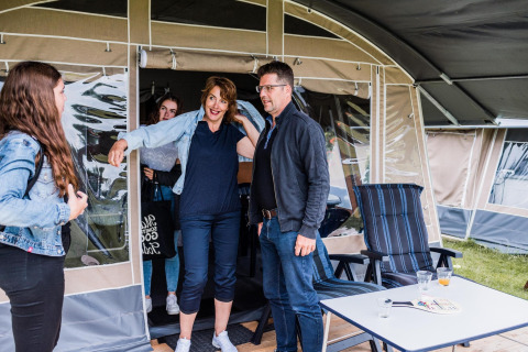 Un groupe de personnes profite devant une tente safari au Resort Echternacherbrück 1 en Allemagne.