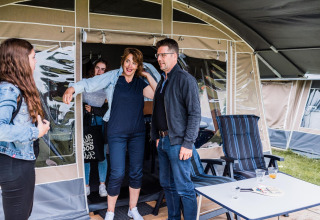 Un groupe de personnes profite devant une tente safari au Resort Echternacherbrück 1 en Allemagne.