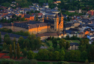Vue sur Echternach, Allemagne, montrant des bâtiments historiques baignés de lumière en fin de journée.