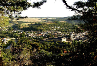 Vue aérienne du Resort Echternacherbrück 2 en Allemagne, entouré de verdure, collines et d’une rivière sinueuse.
