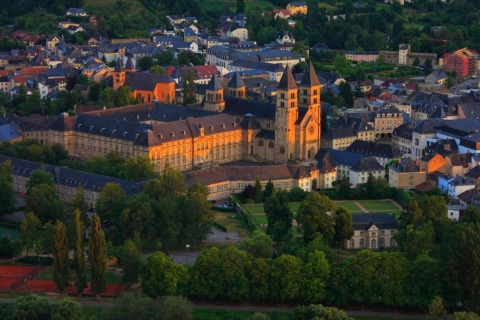 Vue sur une ville historique avec une grande église et verdure depuis le Resort Echternacherbrück 2 en Allemagne.