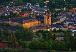 Vue sur une ville historique avec une grande église et verdure depuis le Resort Echternacherbrück 2 en Allemagne.