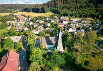 Luchtfoto van de Haus Wasser-hut in Duitsland, omringd door een dorp en groene bossen.