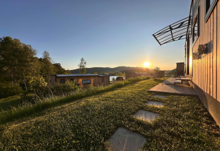 Solnedgang over søen ved Holiday village SEEBLICK Tiny Chalet ved Eixendorfer søen i Tyskland.