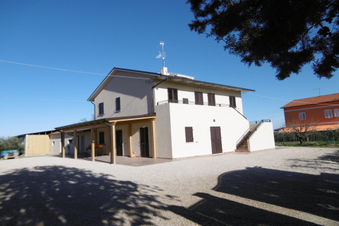 Foto van een modern huis met twee verdiepingen en veranda, genomen bij safaritent 'Tenda 1' in Italië.