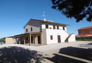 Foto van een modern huis met twee verdiepingen en veranda, genomen bij safaritent 'Tenda 1' in Italië.