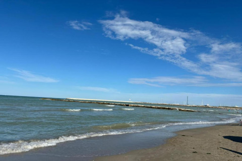 Uitzicht op zee en strand vanaf safaritent «Tenda 1» op een zonnige dag in Italië.