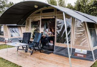 Safari-telt Camping Nommerlayen 2 i Luxembourg, med familie, bord og stole under overdækning.