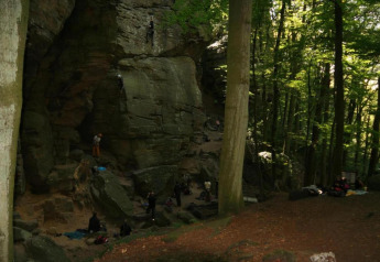 Des grimpeurs escaladent une falaise boisée près du Resort «Auf Kengert 1» au Luxembourg.