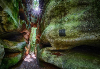 Rayons de soleil à travers une crevasse rocheuse près du Resort «Auf Kengert 1» au Luxembourg.