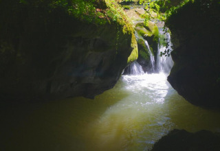 Belle cascade près du Resort «Auf Kengert 1» au Luxembourg, entourée de verdure et d’eau pure et claire.