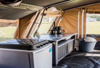 Keukengedeelte in de safaritent Camping Gritt 2 in Luxemburg met fornuis, koffiezetapparaat en prullenbak.