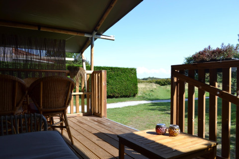 Blick von der Veranda eines Luxus-Safarizelts auf Ameland in den Niederlanden mit Naturblick.