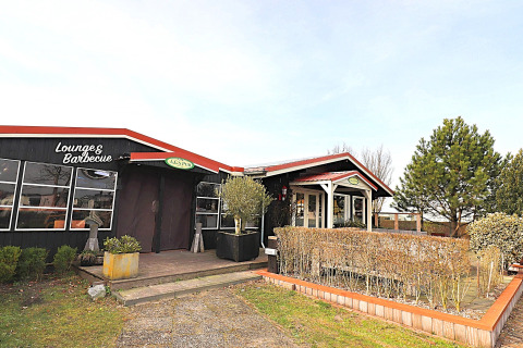 Outdoor view of the Lounge & Barbecue area at the luxury safari tent on Ameland in the Netherlands.