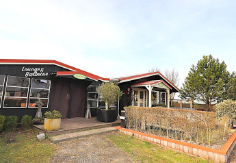 Udendørs udsigt over Lounge & Barbecue-område ved luksus safari teltet på Ameland i Holland.