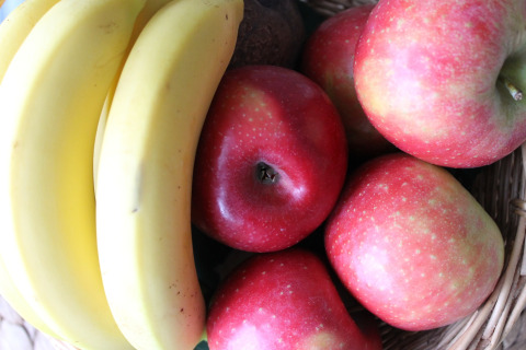 Un cesto con banane mature e mele rosse, fotografato in una baita vicino a Ostseebad Rerik, Germania.