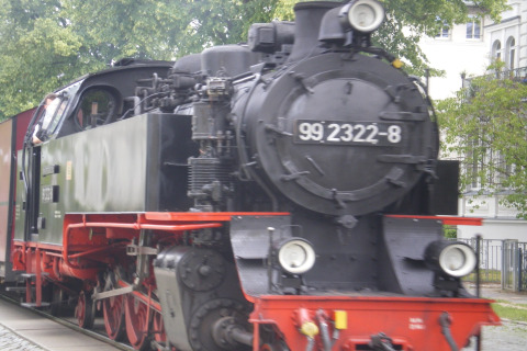 Zwarte stoomlocomotief met nummer 99 2322-8, gefotografeerd bij de hut 'By Ostseebad Rerik' in Duitsland.