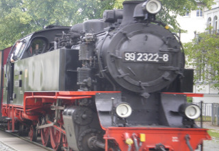 Locomotiva a vapore nera numero 99 2322-8, fotografata presso la cabina 'By Ostseebad Rerik' in Germania.