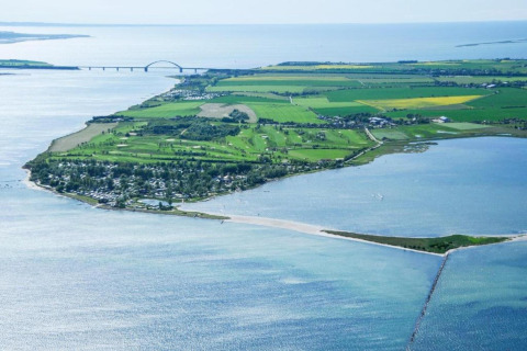 Luchtfoto van het mooie kustgebied bij Ostseebad Rerik in Duitsland, met velden en een brug op de achtergrond.