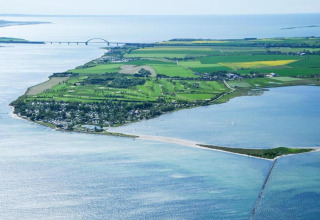 Luchtfoto van het mooie kustgebied bij Ostseebad Rerik in Duitsland, met velden en een brug op de achtergrond.