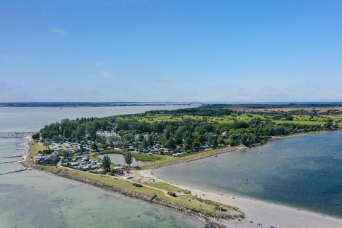 Vista aerea di un campeggio sulla spiaggia vicino a Ostseebad Rerik, Germania, con mare e costa.
