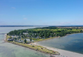 Vista aerea di un campeggio sulla spiaggia vicino a Ostseebad Rerik, Germania, con mare e costa.