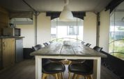 Mesa de comedor y sillas en una tienda safari moderna en Recreation park Duinhoeve 7, Países Bajos.