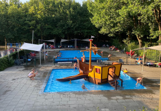 Piscine extérieure pour enfants avec bateau pirate au parc de loisirs Duinhoeve aux Pays-Bas.