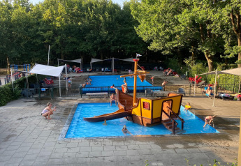 Piscina infantil al aire libre con barco pirata en el parque recreativo Duinhoeve en los Países Bajos.