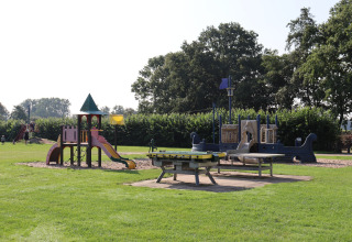 Parque infantil con toboganes y juegos sobre césped en el Recreation Park Duinhoeve 7, Países Bajos.