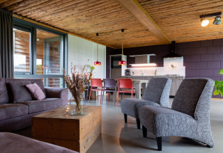 Soggiorno e cucina open space nel lodge Koe in de Kost 3 nei Paesi Bassi, arredo moderno.