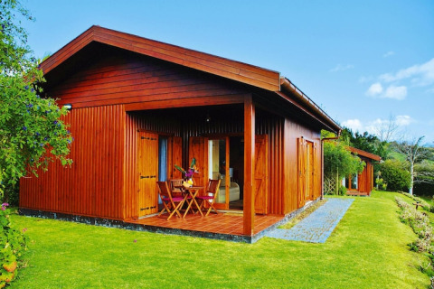 Houten bungalow bij Holiday homes Quinta dos Curubás Vila Franca do Campo met terras en tuinmeubilair