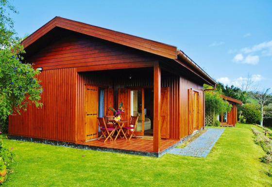 Houten bungalow bij Holiday homes Quinta dos Curubás Vila Franca do Campo met terras en tuinmeubilair