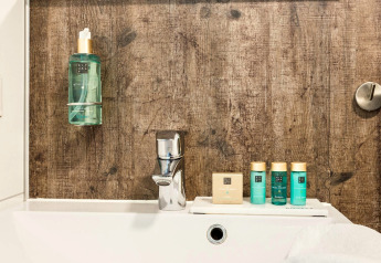 Badezimmereinrichtung mit luxuriösen Rituals-Pflegeprodukten im Residence De Eese 3 in den Niederlanden.
