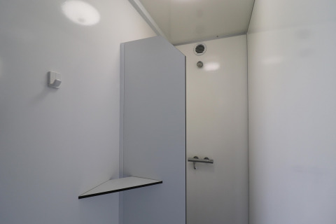 Foto eines modernen, minimalistischen Badezimmers in einer Glamping-Unterkunft mit weißen Wänden.