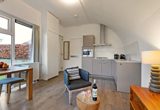Lodge moderna a Water park De Bloemert 6 nei Paesi Bassi con cucina, zona pranzo e salotto luminoso.