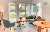 Helles, modernes Wohnzimmer im Water park „De Bloemert 7“ in den Niederlanden mit schöner Aussicht.