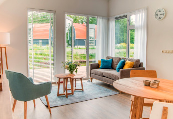Helles, modernes Wohnzimmer im Water park „De Bloemert 7“ in den Niederlanden mit schöner Aussicht.