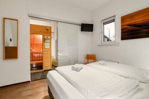 Schlafzimmer in Water park «De Bloemert 7» in den Niederlanden mit Sauna, Doppelbett und TV.