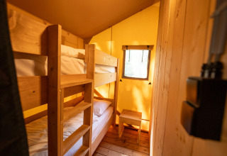 Indvendigt billede af en safariteltsoveværelse med køjesenge i Holiday park Hunzedal 16, Holland.