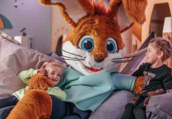 Niños se divierten con una mascota de conejo en el interior de una tienda safari en el Holiday park «Hunzedal 16» en los Países Bajos.