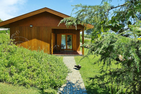 Vakantiehuis Quinta dos Curubás in Vila Franca do Campo, Portugal, omgeven door groen en natuur.