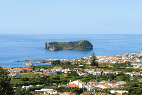 Uitzicht vanaf Holiday homes Quinta dos Curubás op Vila Franca do Campo en het eiland voor de kust, Portugal.