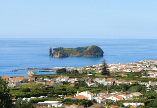 Uitzicht vanaf Holiday homes Quinta dos Curubás op Vila Franca do Campo en het eiland voor de kust, Portugal.