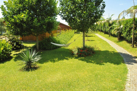 Verzorgde tuin met een hangmat tussen bomen bij Holiday homes Quinta dos Curubás in Vila Franca do Campo, Portugal.