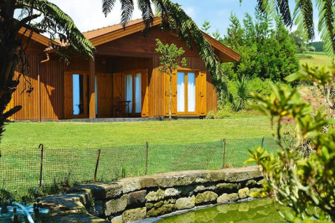 Vakantiehuis Quinta dos Curubás Bungalow T1 in Vila Franca do Campo, Portugal, met tuin en vijver.