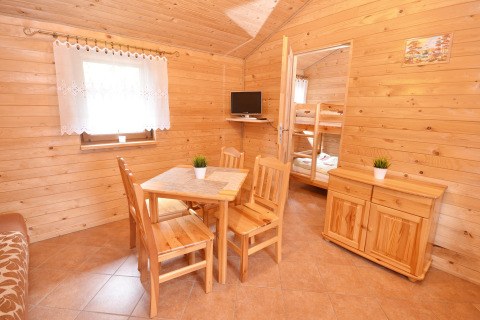 Innenraum eines Ferienhauses bei Cottages ranch by the sea in Dänemark mit Holzmöbeln.