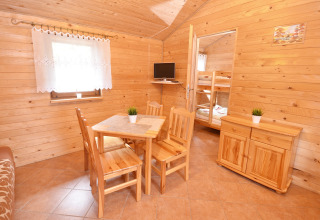 Interno di un cottage presso Cottages ranch by the sea in Danimarca con mobili in legno chiaro.